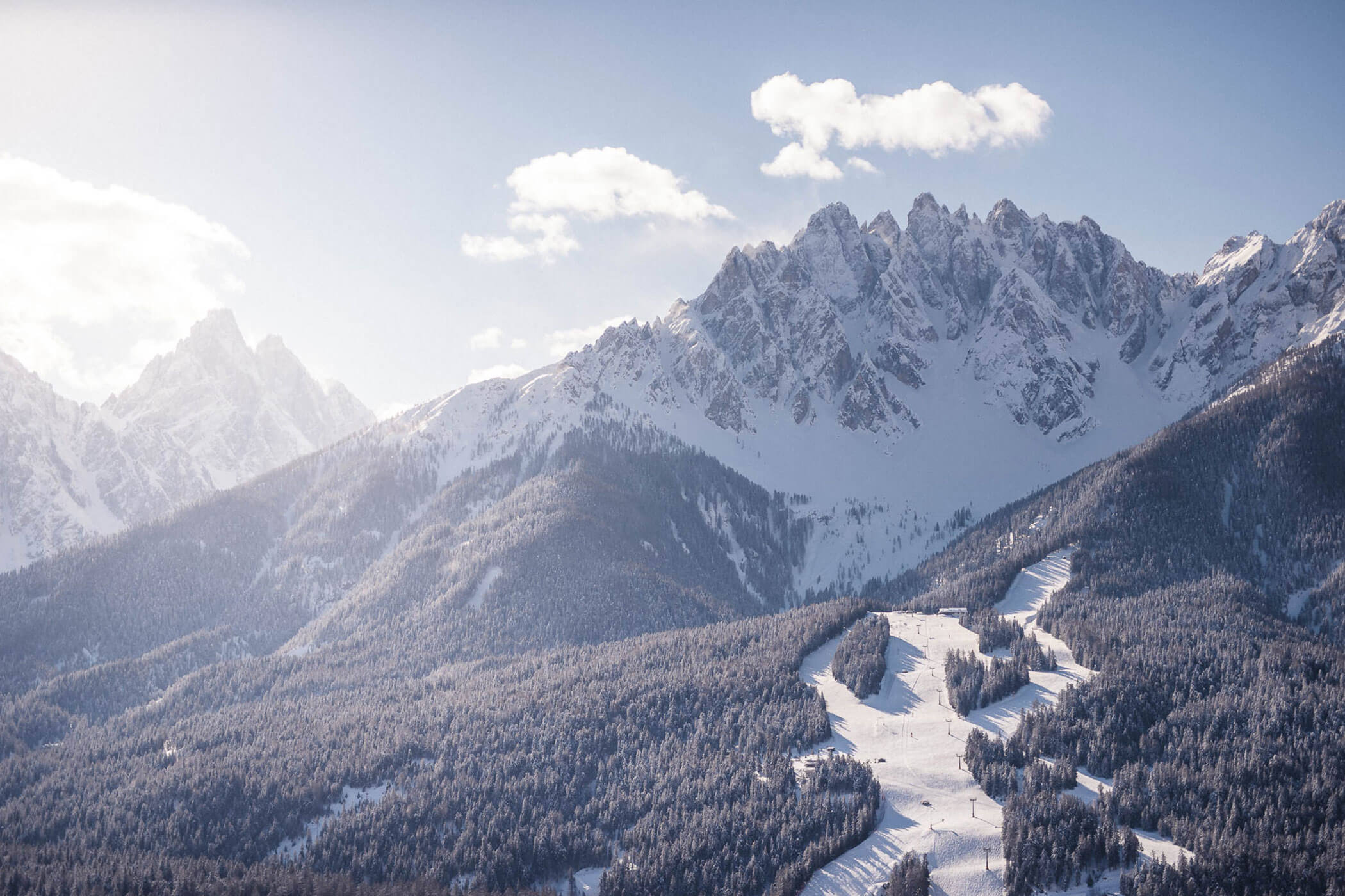 Gebirge im Winter mit Schnee überdeckt